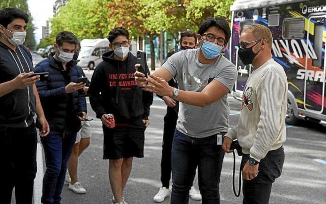 El piloto de automovilismo Valtteri Bottas, fotografiándose con varios aficionados en la meta.
