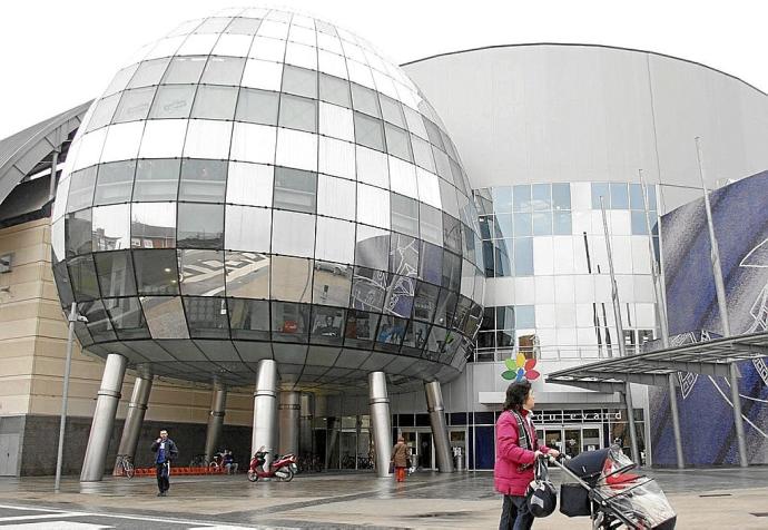 Exterior del centro comercial El Boulevard de Vitoria. Foto: Alex Larretxi