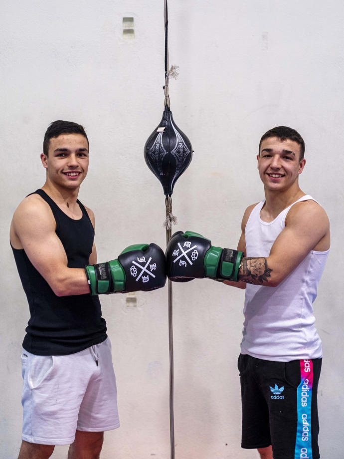 Los mellizos Felipe y Raúl Escudero, en el gimnasio de la Txantrea en el que entrenan desde hace siete años seis días a la semana.