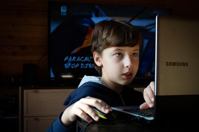 Un niño permanece completamente concentrado ante la pantalla de juego.