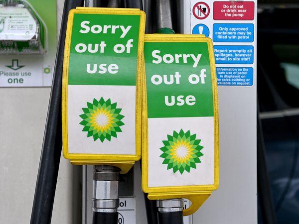 La falta de combustible provoca grandes colas y altercados en las gasolineras británicas