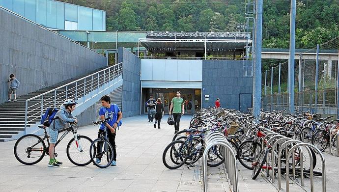 Zona de acceso al polideportivo Usabal de Tolosa.