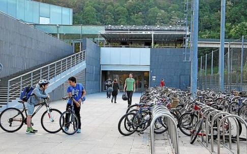 Zona de acceso al polideportivo Usabal de Tolosa.