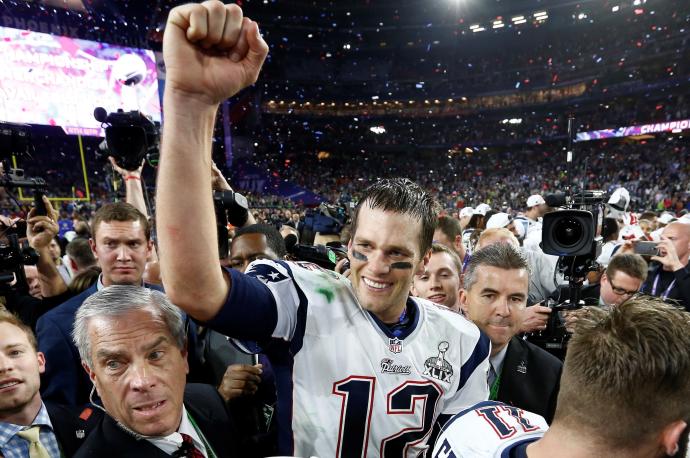 Brady, con su habitual número 12, celebra la SuperBowl de 2015.