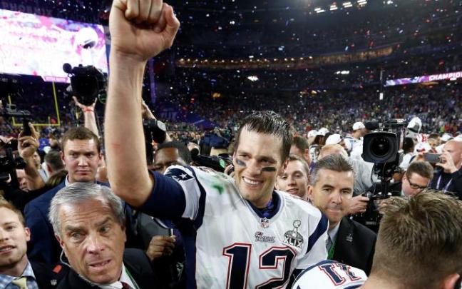 Brady, con su habitual número 12, celebra la SuperBowl de 2015. Brady, con su habitual número 12, celebra la SuperBowl de 2015.