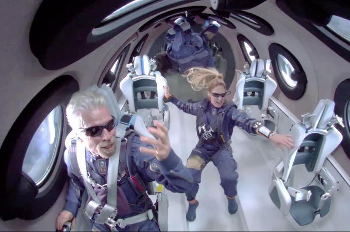 Richard Branson a bordo de la nave espacial Two Unity 22 mientras alcanzan la gravedad cero durante su vuelo