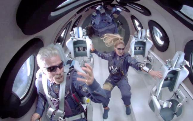 Richard Branson a bordo de la nave espacial Two Unity 22 mientras alcanzan la gravedad cero durante su vuelo Richard Branson a bordo de la nave espacial Two Unity 22 mientras alcanzan la gravedad cero durante su vuelo
