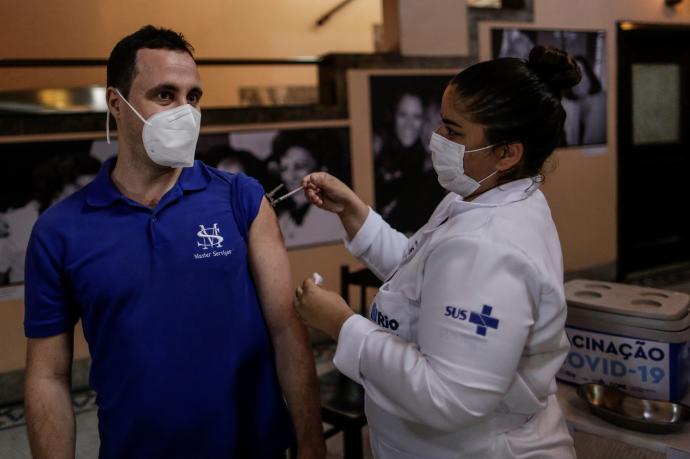 Una persona recibe una dosis de la vacuna Pfizer en el Teatro Carlos Gomes, Río de Janeiro (Brasil).