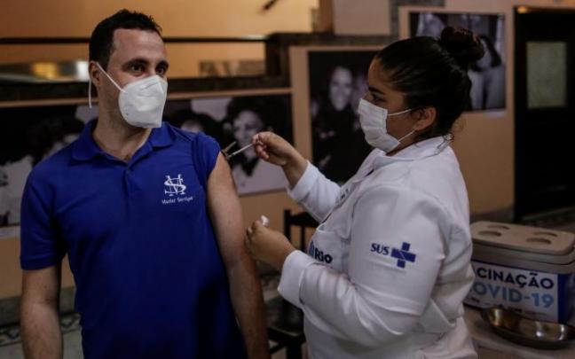 Una persona recibe una dosis de la vacuna Pfizer en el Teatro Carlos Gomes, Río de Janeiro (Brasil). Una persona recibe una dosis de la vacuna Pfizer en el Teatro Carlos Gomes, Río de Janeiro (Brasil).