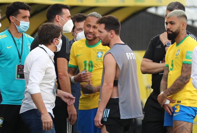 Messi y Neymar hablan durante el partido.