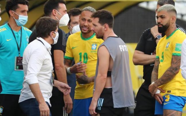 Messi y Neymar hablan durante el partido. Messi y Neymar hablan durante el partido.