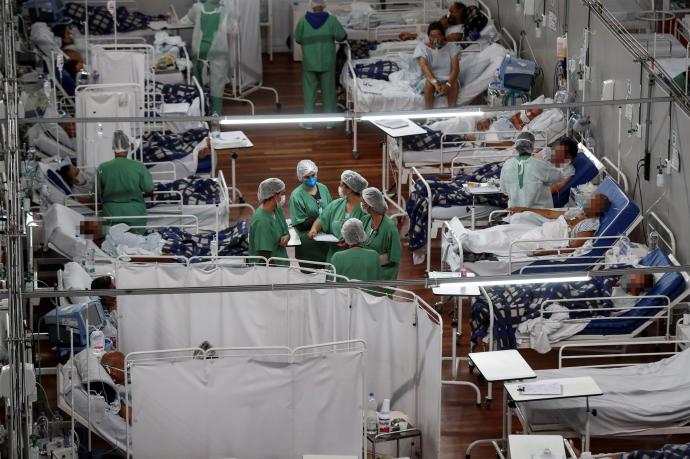 Trabajadoras de la salud atienden a pacientes con la Covid-19, en el Hospital Municipal de Campaña Pedro Dell Antonia.