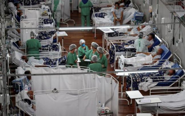 Trabajadoras de la salud atienden a pacientes con la Covid-19, en el Hospital Municipal de Campaña Pedro Dell Antonia.