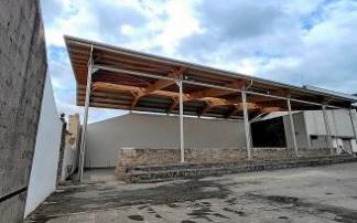 El frontón que regaló a Elizondo hace 100 años con su reciente nueva cubierta.