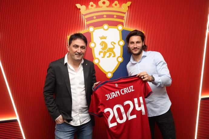 Braulio y Juan Cruz, posando con la camiseta de Osasuna en El Sadar.