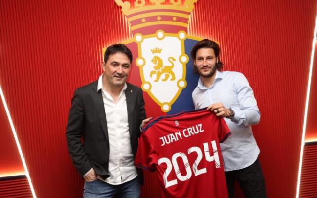 Braulio y Juan Cruz, posando con la camiseta de Osasuna en El Sadar.