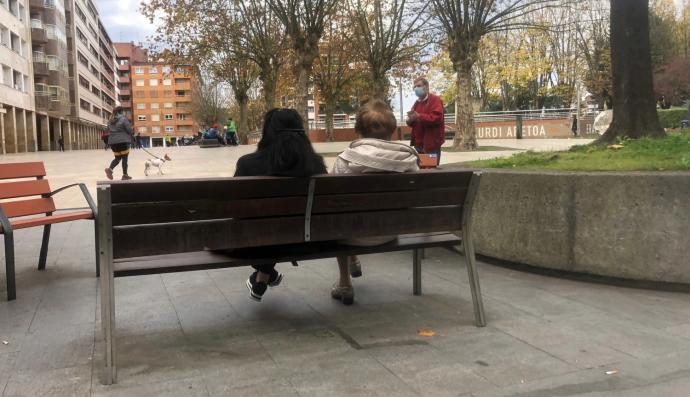 Imagen de archivo de varias personas sentadas en un banco en Durango.