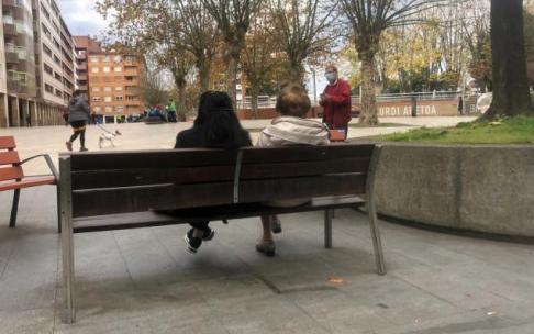 Imagen de archivo de varias personas sentadas en un banco en Durango. Imagen de archivo de varias personas sentadas en un banco en Durango.