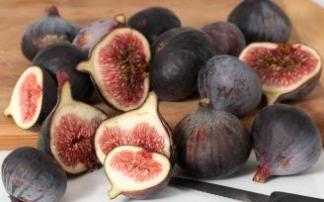 Si el calor lo permite, en junio empieza la breve temporada de las brevas, que deja paso a los higos en un par de meses.