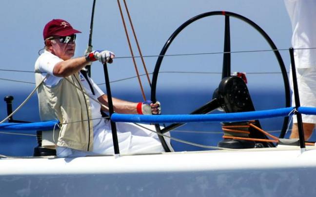 El rey emérito, en el velero 'Bribón' en una imagen de archivo.