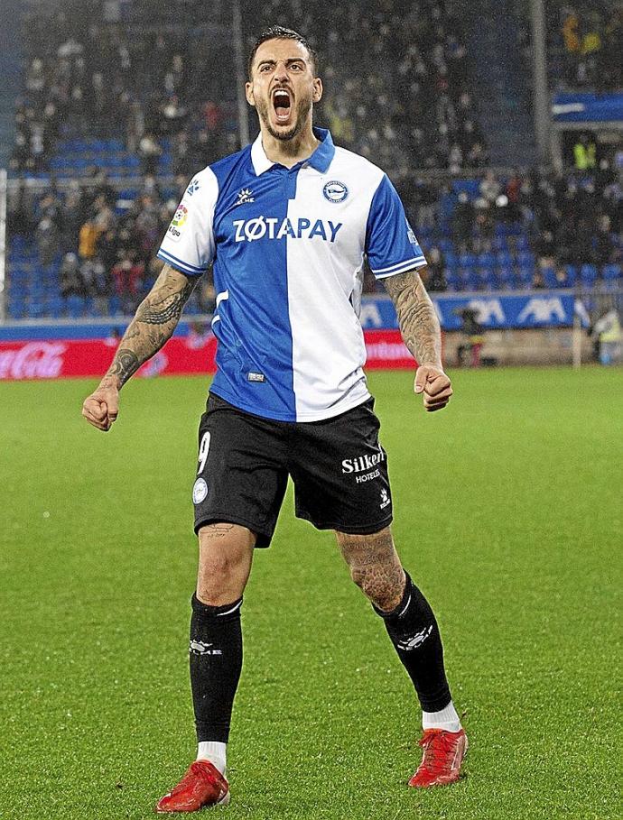 Joselu celebra eufórico un gol en Mendizorroza y Juanmi hace lo propio con un tanto ante el Levante. Fotos: Josu Chavarri y Julio Muñoz