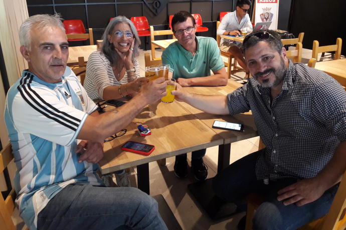 Fabián Juric, Liliana Muzzupapa, Nelson Brítez y Juan Ibáñez, brindando en El Txoko del Sadar.