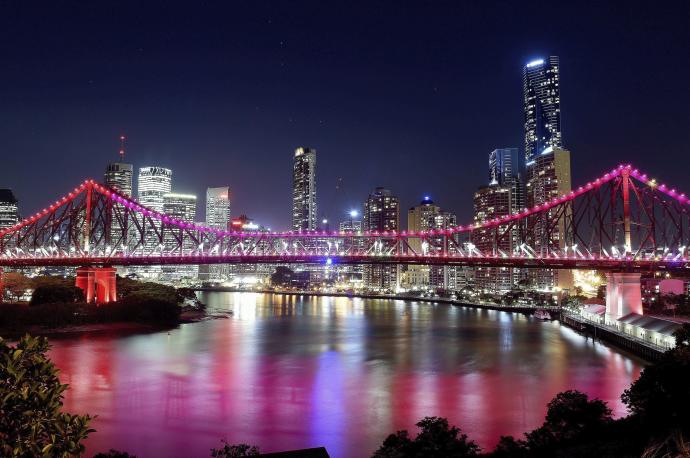 El puente Story Bridge, iluminado en Brisbane