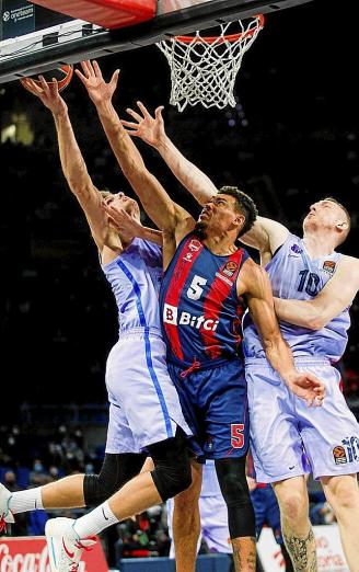 Baldwin intenta taponar a un jugador del Barça. Foto: Jorge Muñoz