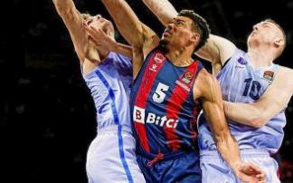 Baldwin intenta taponar a un jugador del Barça. Foto: Jorge Muñoz