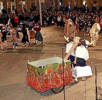 Estreno del espectáculo 'Kimuak, Iñausi eta berriak hazi', de la asociación cultural Indarra para festejar el Carnaval de 2019. Hoy volverán a escenificarlo en el kiosko del parque de La Florida a las ocho de la tarde para abrir un intenso fin de semana d