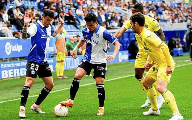 Manu García protege el balón ante Trigueros y Estupiñán. Foto: Jorge Muñoz