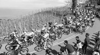 El pelotón de la Itzulia 2018, con Nibali y Kwiatkowski tras haber corrido la víspera en Flandes, sube Garate en la primera etapa.