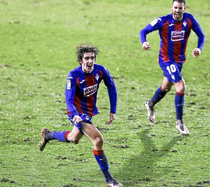 Bryan Gil celebra un gol con el Eibar.