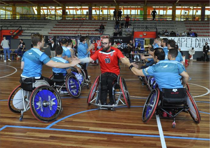 El Bidaideak Bilbao BSR es homenajeado con el pasillo de campeón de la liga.