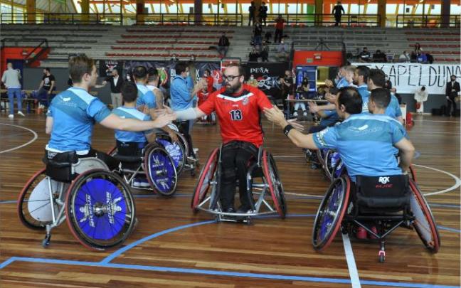 El Bidaideak Bilbao BSR es homenajeado con el pasillo de campeón de la liga.