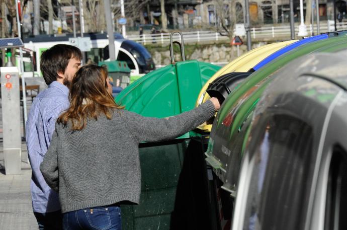 Dos jóvenes depositan basura en varios contenedores de Bilbao