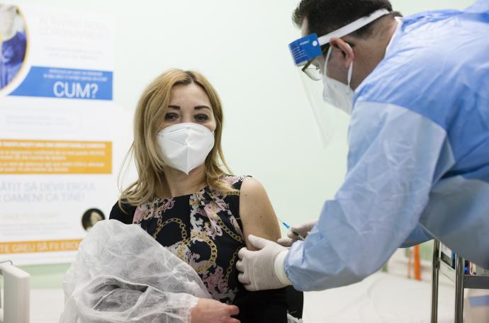 Una mujer recibe la vacuna contra el covid-19 en Bucarest.