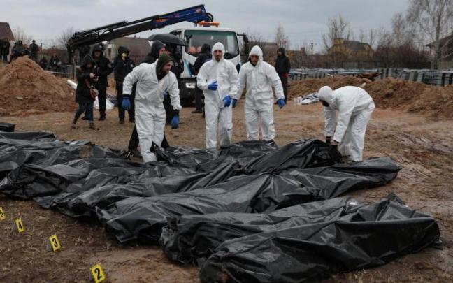 Soldados ucranianos intentan identificar a varios civiles asesinados en Bucha Soldados ucranianos intentan identificar a varios civiles asesinados en Bucha