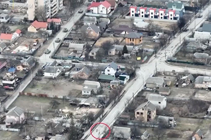 El círculo rojo muestra al ciclista abatido por un tanque ruso.