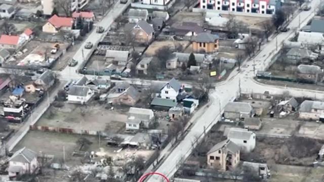 El círculo rojo muestra al ciclista abatido por un tanque ruso.