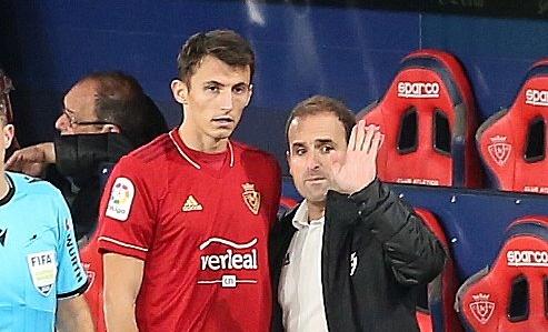 Budimir atiende a Arrasate antes de su debut oficial como jugador de Osasuna. Foto: Javier Bergasa