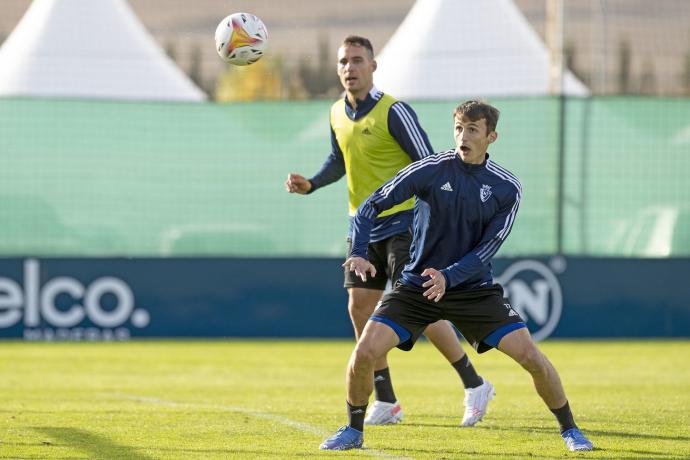 Budimir espera el balón para el remate ante Unai en la sesión de ayer en Tajonar. Foto: Osasuna