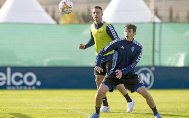 Budimir espera el balón para el remate ante Unai en la sesión de ayer en Tajonar. Foto: Osasuna