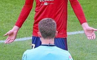 Budimir, con el árbitro, en un partido de esta temporada.