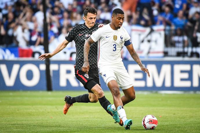 Budimir presiona a Kimpembe durante el partido.