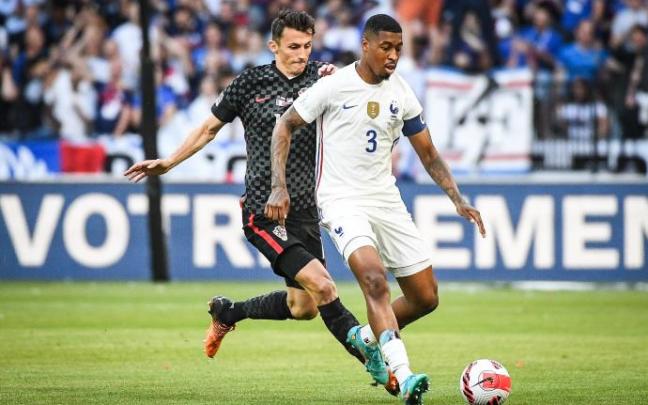 Budimir presiona a Kimpembe durante el partido.