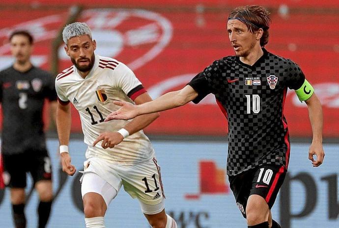 El belga Carrasco y el croata Modric, durante el amistoso que les enfrentó ayer. Foto: Efe