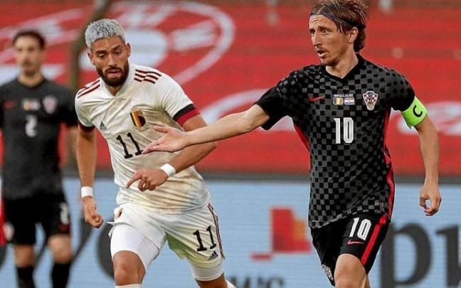El belga Carrasco y el croata Modric, durante el amistoso que les enfrentó ayer. Foto: Efe