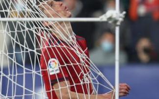 Budimir, autor del primer gol, lamenta una ocasión fallada.