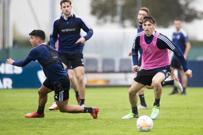 Budimir e Iker Benito, en el entrenamiento rojillo